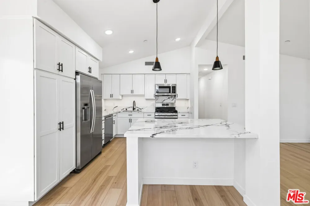 22320 Itasca Street Chatsworth, CA 91311