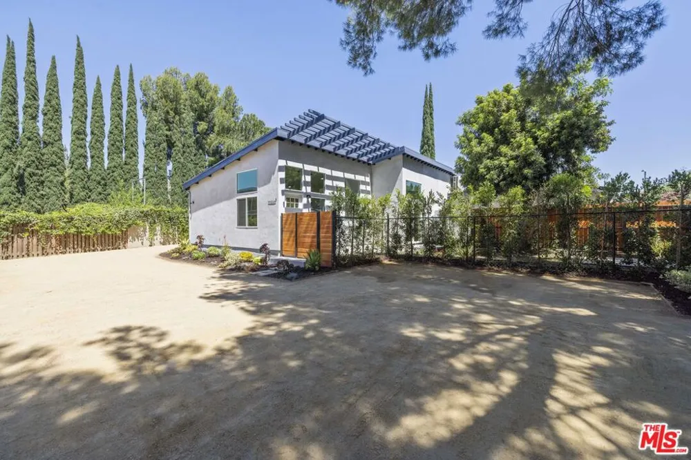 22320 Itasca Street Chatsworth, CA 91311