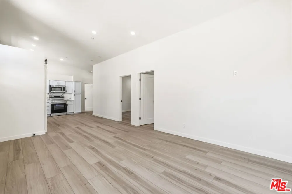 22320 Itasca Street Chatsworth, CA 91311