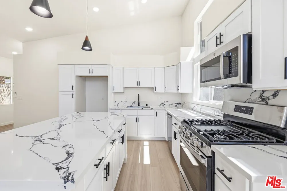 22320 Itasca Street Chatsworth, CA 91311