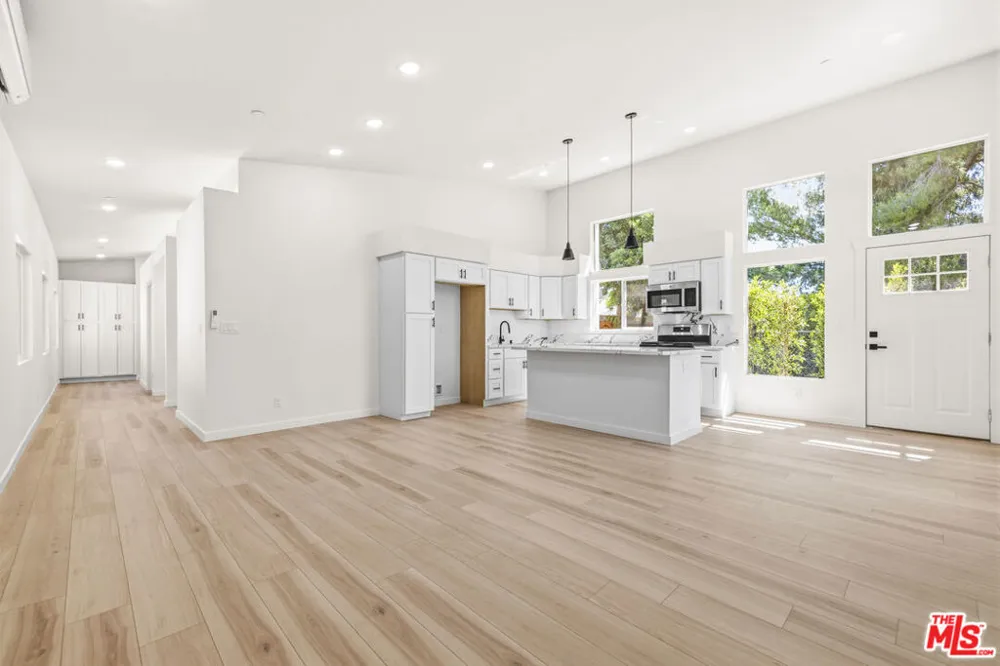 22320 Itasca Street Chatsworth, CA 91311