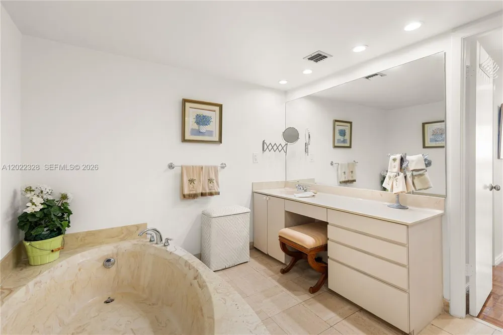 210 Sea View Dr #611 Key Biscayne, FL 33149