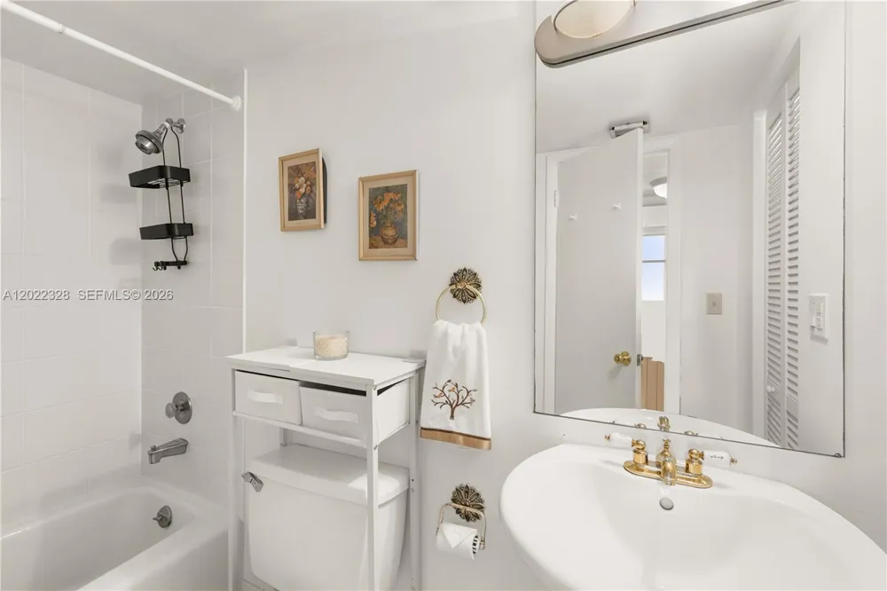 210 Sea View Dr #611 Key Biscayne, FL 33149