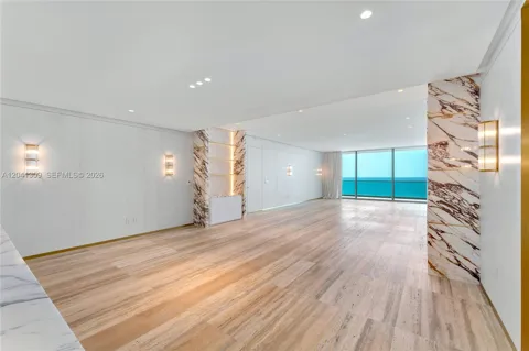 10201 Collins Ave #906