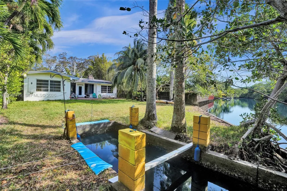 18500 NE 23rd Ct Miami, FL 33180