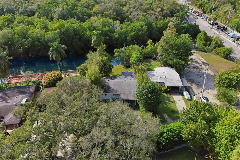 18500 NE 23rd Ct Miami, FL 33180