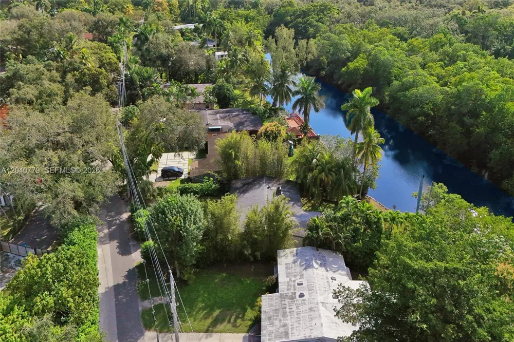 18500 NE 23rd Ct Miami, FL 33180