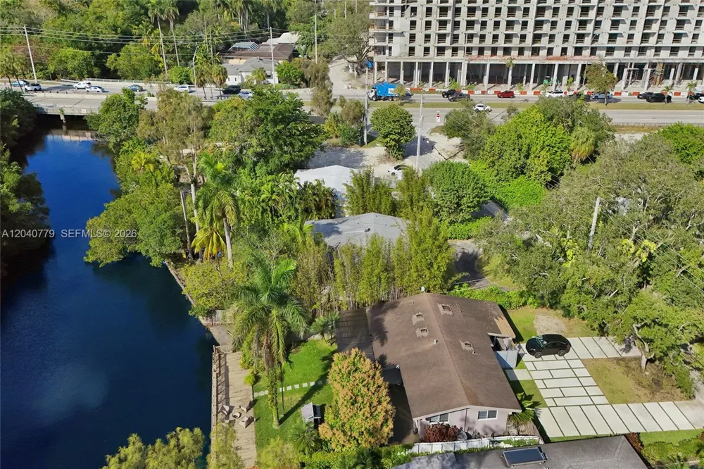 18500 NE 23rd Ct Miami, FL 33180
