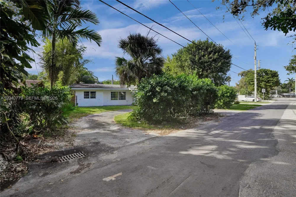 18500 NE 23rd Ct Miami, FL 33180