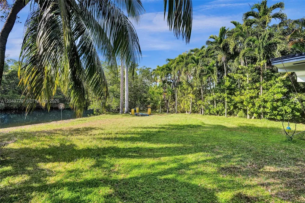 18500 NE 23rd Ct Miami, FL 33180