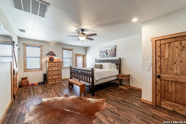 548 Franklin Ln Yancey, TX 78886