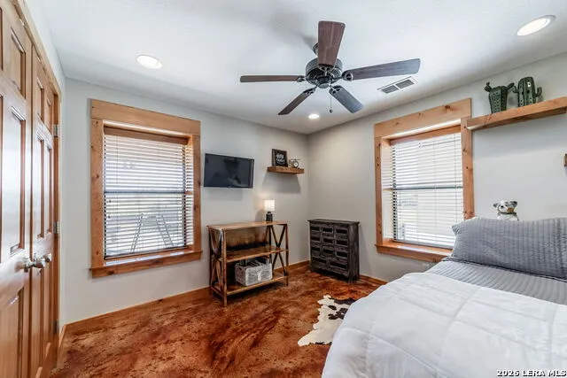 548 Franklin Ln Yancey, TX 78886