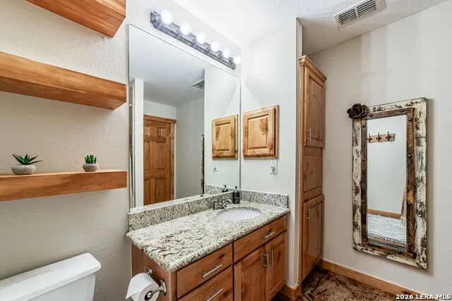 548 Franklin Ln Yancey, TX 78886