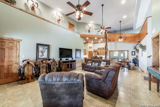 548 Franklin Ln Yancey, TX 78886