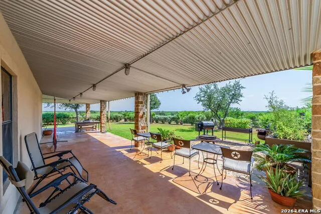 548 Franklin Ln Yancey, TX 78886
