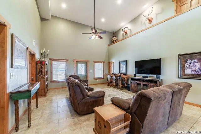 548 Franklin Ln Yancey, TX 78886