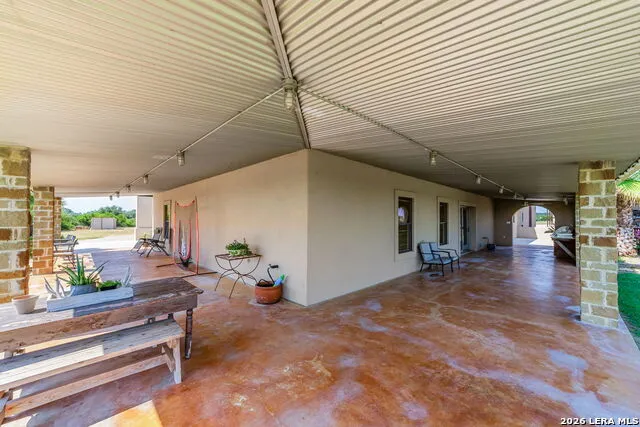 548 Franklin Ln Yancey, TX 78886