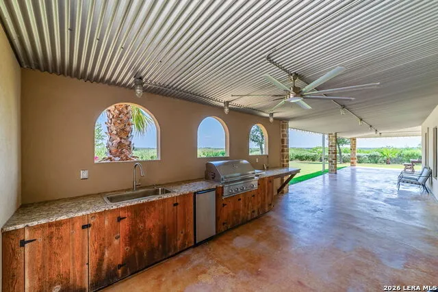548 Franklin Ln Yancey, TX 78886