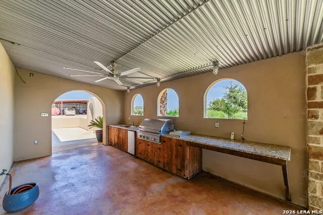 548 Franklin Ln Yancey, TX 78886