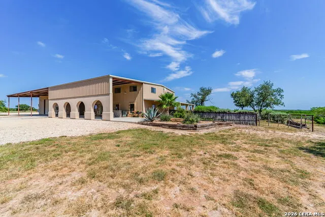 548 Franklin Ln Yancey, TX 78886