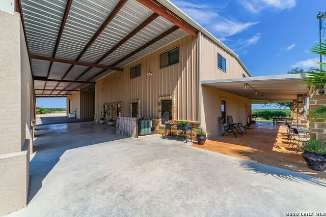 548 Franklin Ln Yancey, TX 78886