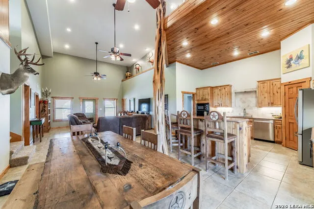 548 Franklin Ln Yancey, TX 78886