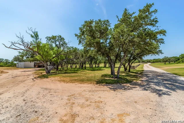 548 Franklin Ln Yancey, TX 78886