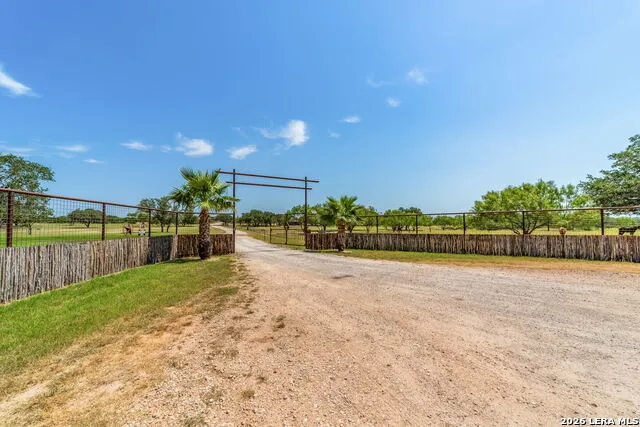 548 Franklin Ln Yancey, TX 78886