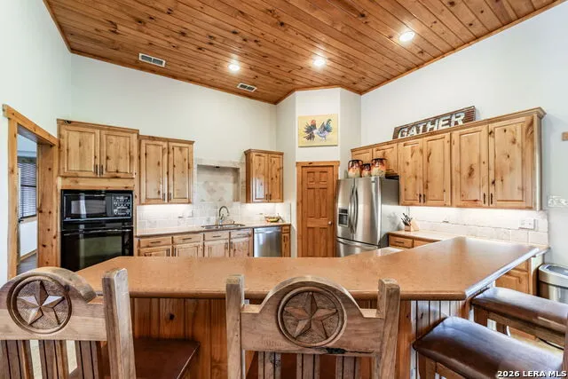 548 Franklin Ln Yancey, TX 78886