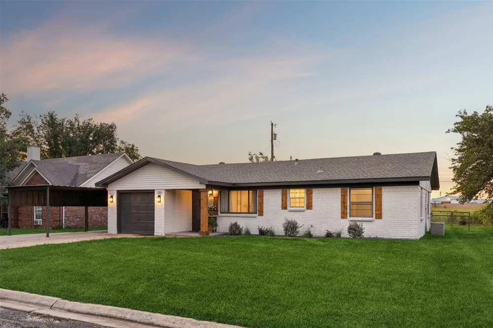 104 E Oak Street Gunter, TX 75058