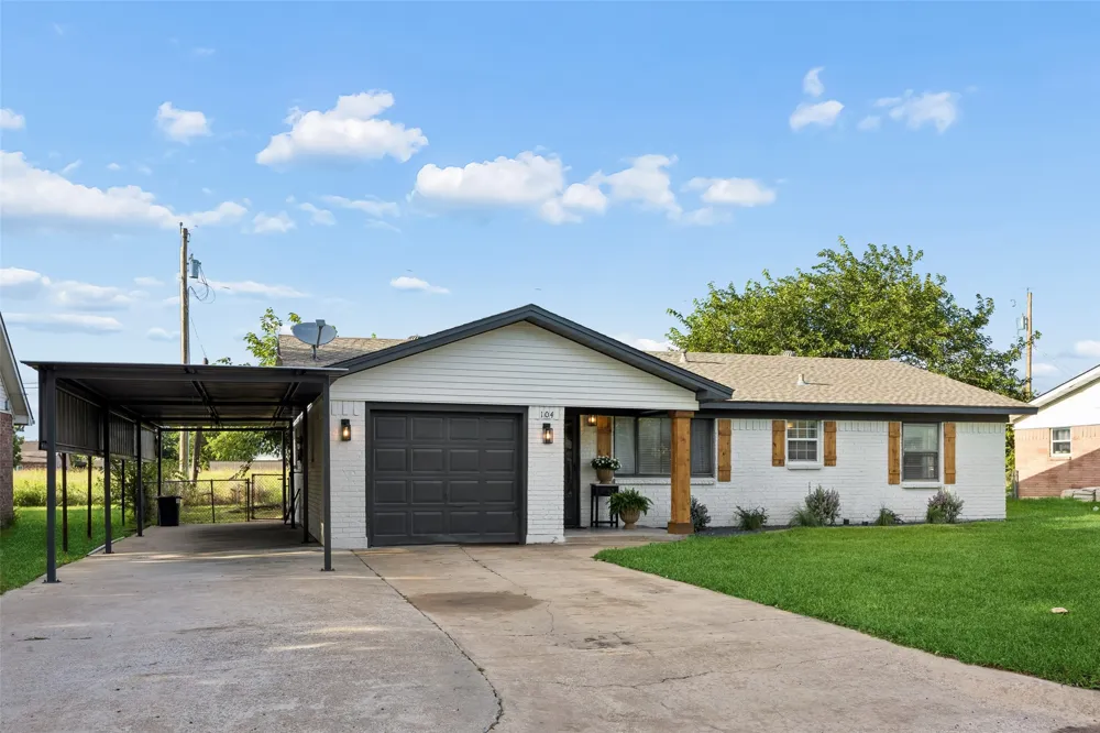 104 E Oak Street Gunter, TX 75058