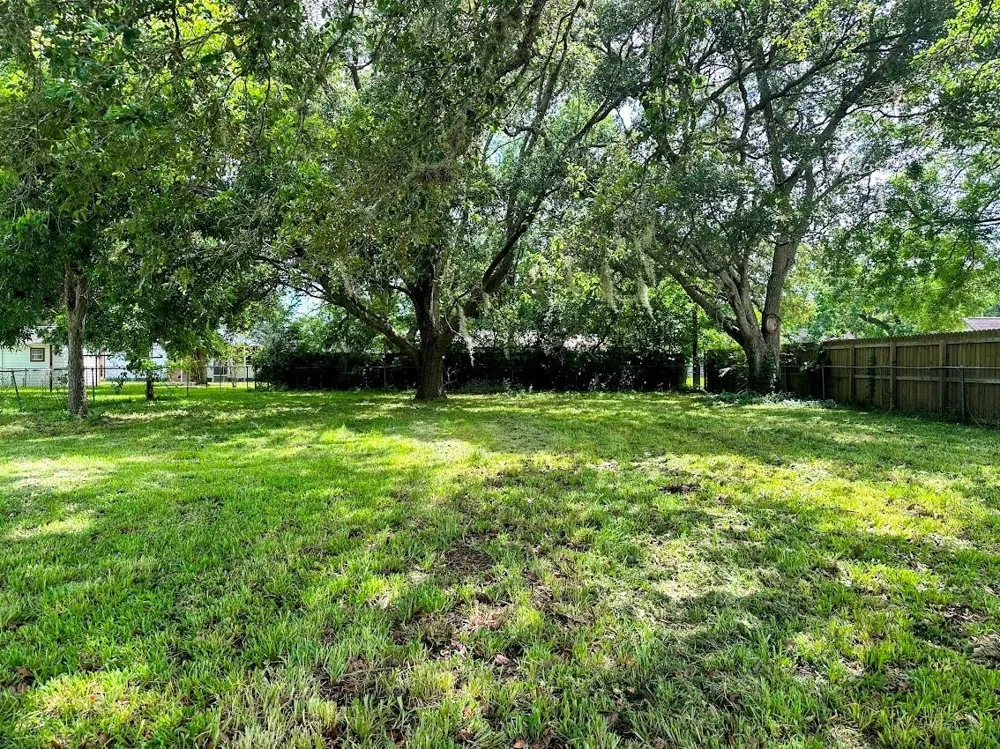 211 Hickory Street Sweeny, TX 77480