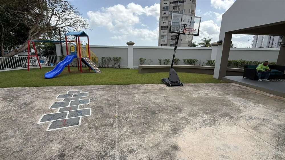 Carretera 833 PLAZA DEL PRADO #1304 Guaynabo, PR 00969