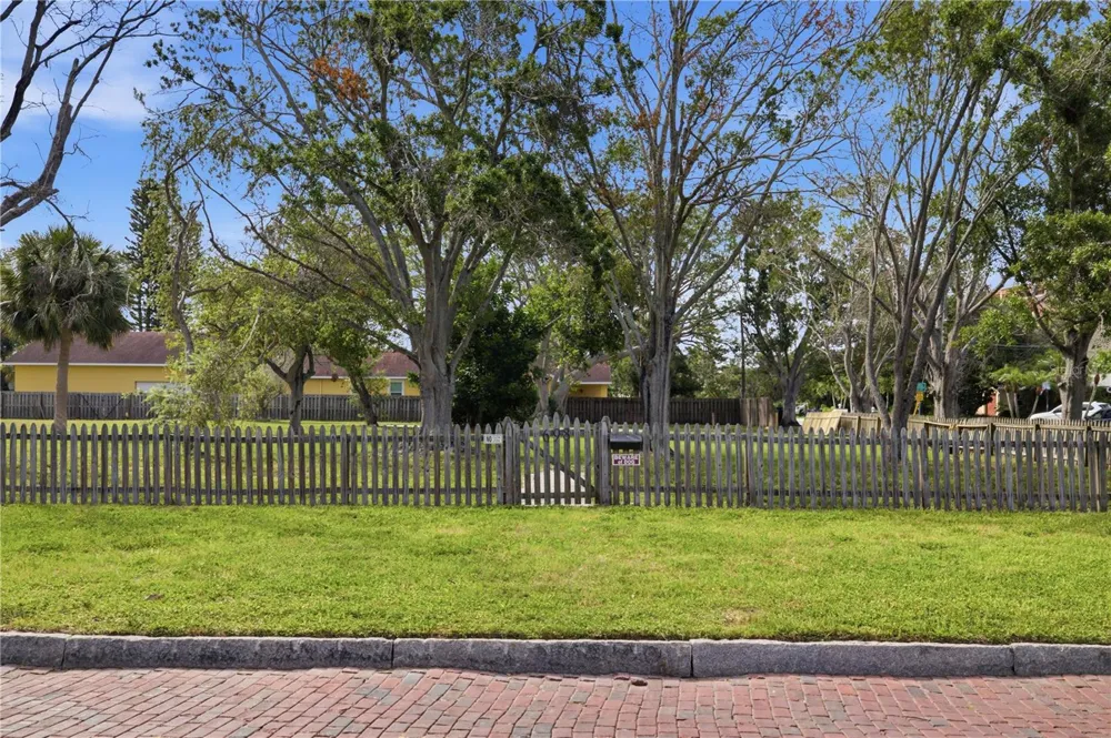 698 VILLAGRANDE AVENUE S St Petersburg, FL 33707