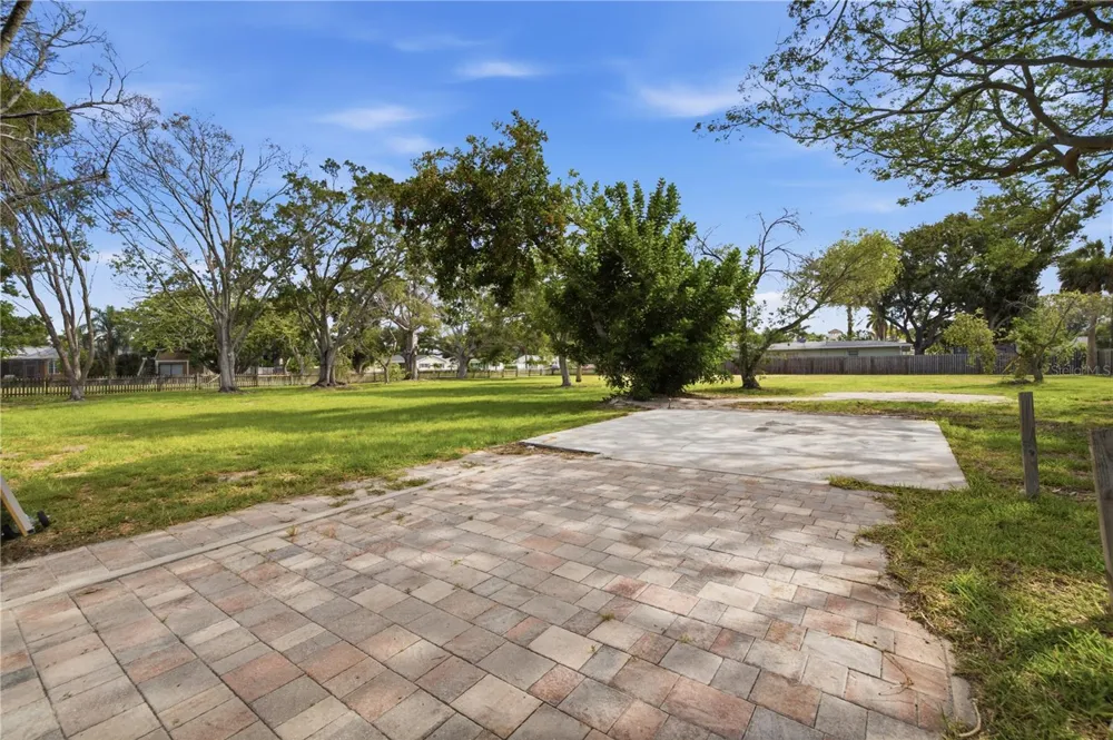 698 VILLAGRANDE AVENUE S St Petersburg, FL 33707