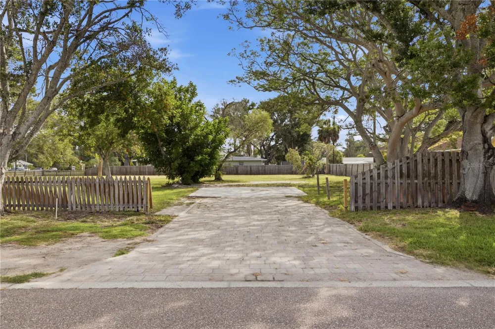 698 VILLAGRANDE AVENUE S St Petersburg, FL 33707
