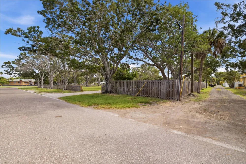 698 VILLAGRANDE AVENUE S St Petersburg, FL 33707