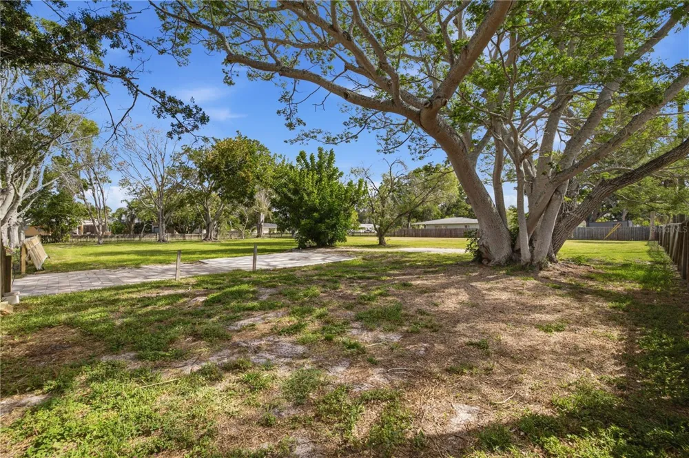 698 VILLAGRANDE AVENUE S St Petersburg, FL 33707