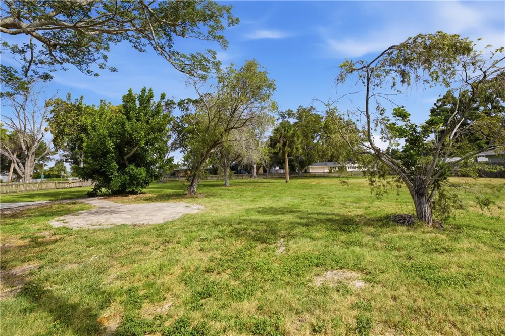 698 VILLAGRANDE AVENUE S St Petersburg, FL 33707