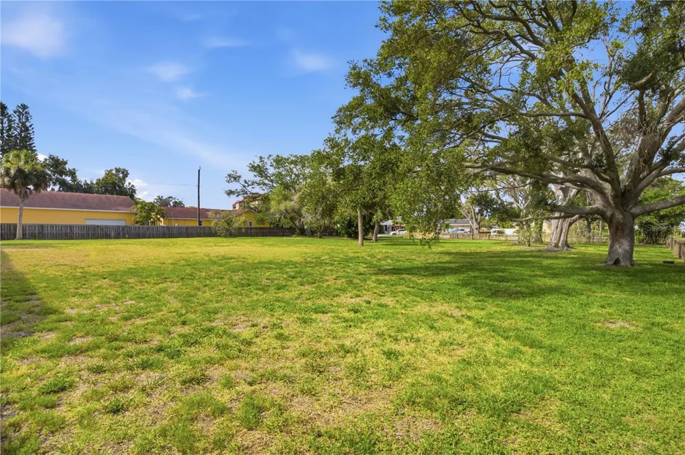 698 VILLAGRANDE AVENUE S St Petersburg, FL 33707