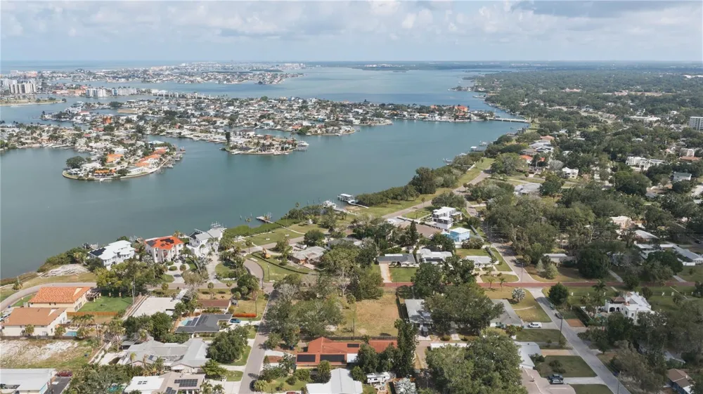 698 VILLAGRANDE AVENUE S St Petersburg, FL 33707