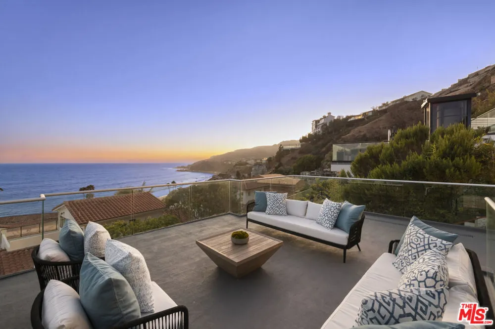 17713 Posetano Road Pacific Palisades, CA 90272