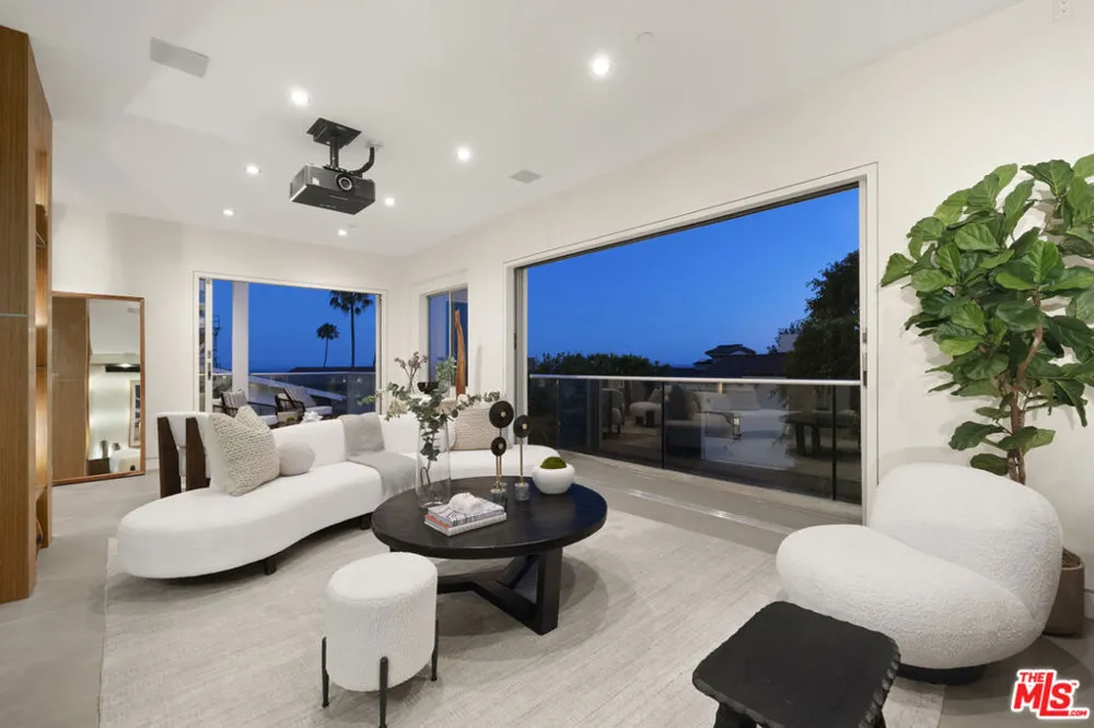 17713 Posetano Road Pacific Palisades, CA 90272
