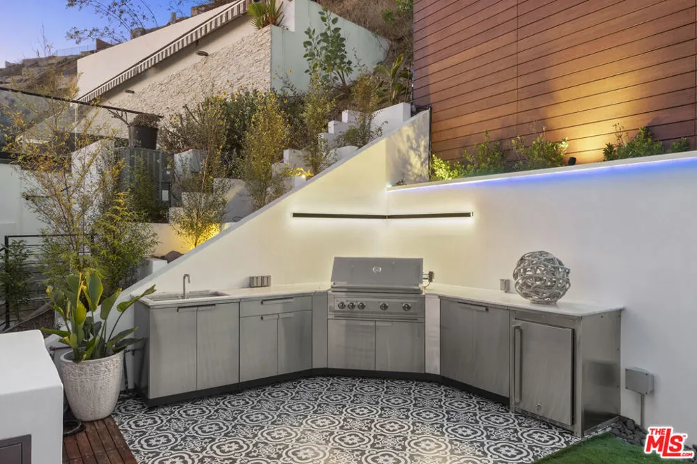 17713 Posetano Road Pacific Palisades, CA 90272