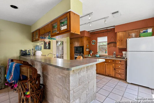 696 FAURIE RD Lakehills, TX 78063
