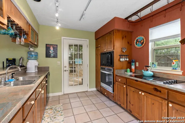 696 FAURIE RD Lakehills, TX 78063