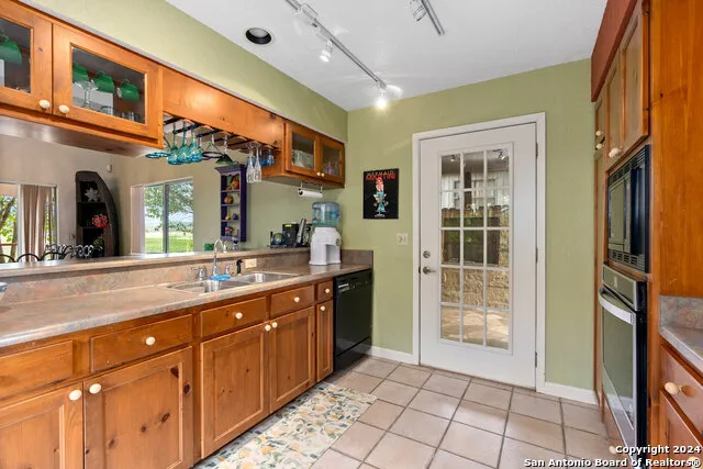 696 FAURIE RD Lakehills, TX 78063