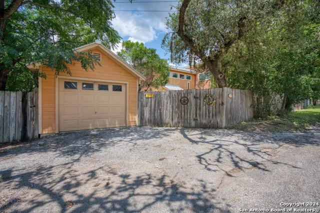 696 FAURIE RD Lakehills, TX 78063