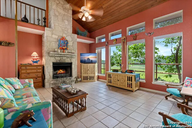 696 FAURIE RD Lakehills, TX 78063