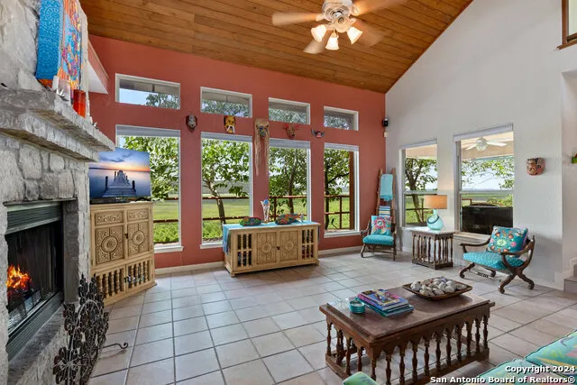 696 FAURIE RD Lakehills, TX 78063